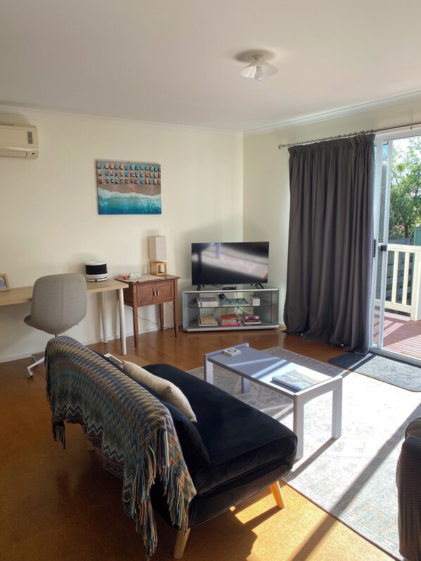 Smart TV, books - Cowes Beach House Phillip Island Pets Welcome (Cowes)