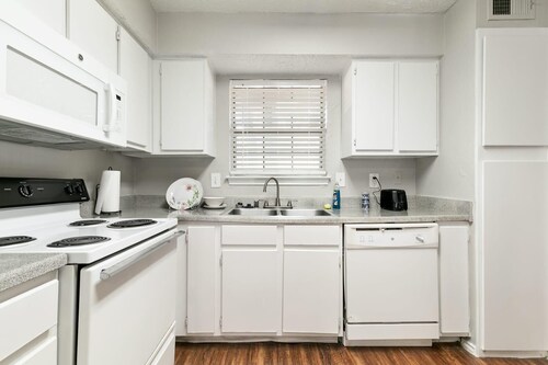 Stylish 1-Bedroom Apartment in the Heart of Plano