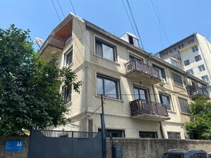 Un immeuble à plusieurs étages doté de balcons et de grandes fenêtres.