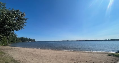 4-bedroom cabin in beautiful Kawartha Lakes with AC