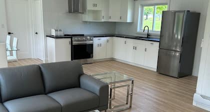 4-bedroom cabin in beautiful Kawartha Lakes with AC