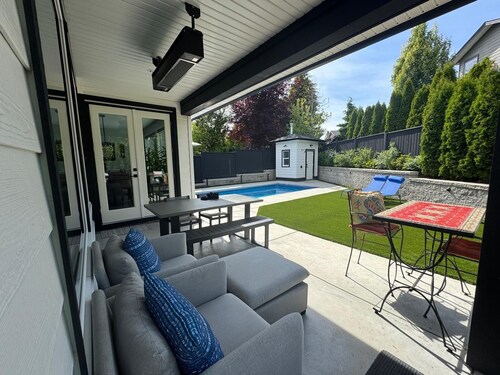 Oasis retreat with Pool and Hot Tub. Near White Rock Beach!