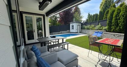 Oasis retreat with Pool and Hot Tub. Near White Rock Beach!
