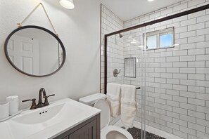 Douche, sèche-cheveux, serviettes fournies, savon