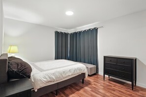 3 chambres, fer et planche à repasser, Wi-Fi, draps fournis