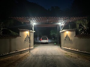 Property grounds - Cacao Forest Treetop Cottage w/ AC – 15 min to Beach & Town – Puntarenas (Playón)