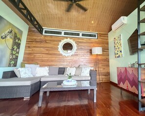 TV - Cacao Forest Treetop Cottage w/ AC – 15 min to Beach & Town – Puntarenas (Playón)