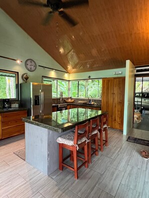 Microwave, oven, stovetop - Cacao Forest Treetop Cottage w/ AC – 15 min to Beach & Town – Puntarenas (Playón)