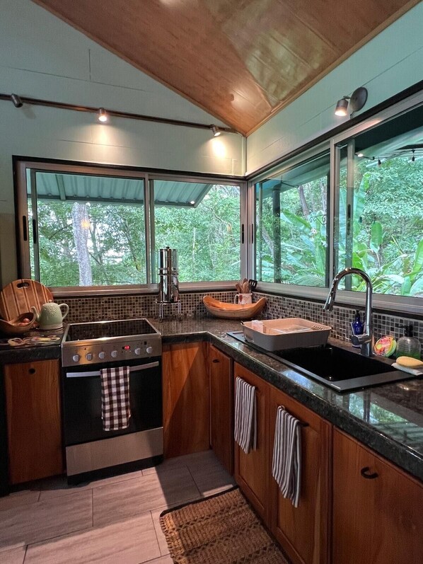 Microwave, oven, stovetop - Cacao Forest Treetop Cottage w/ AC – 15 min to Beach & Town – Puntarenas (Playón)