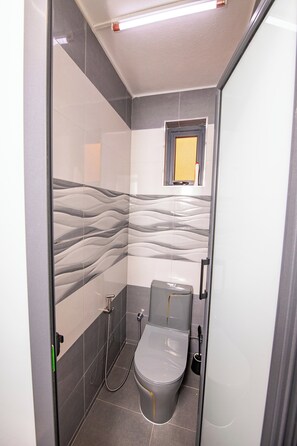 Een douche, zeep, toiletpapier