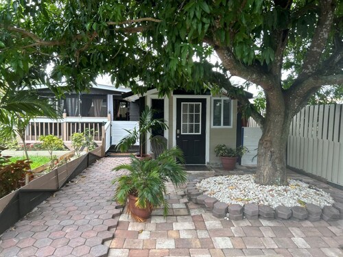 Charming 1-bedroom house in fantastic West Palm Beach with AC