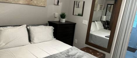 1 dormitori, planxa i posts de planxar, wifi i roba de llit