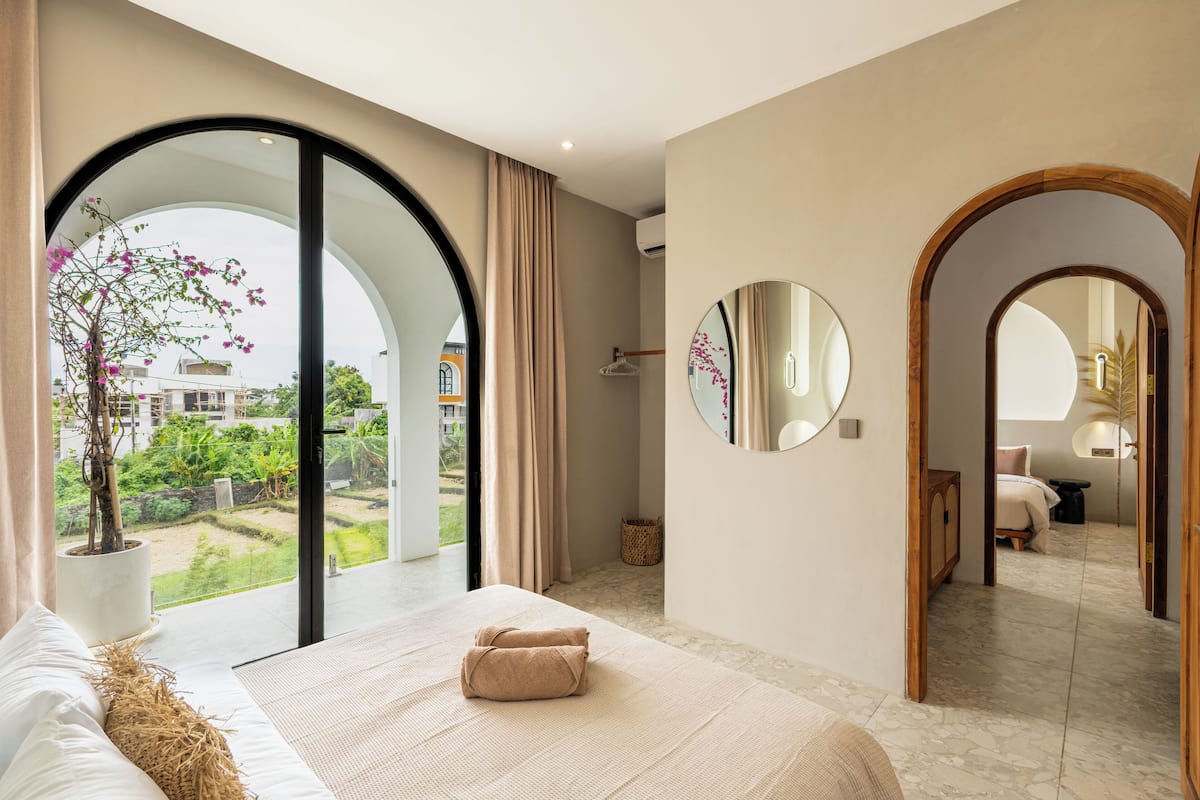 Tabla de planchar con plancha y ropa de cama