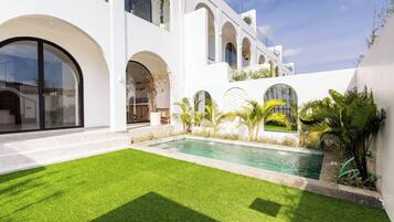 Hồ bơi ngoài trời, ghế dài tắm nắng