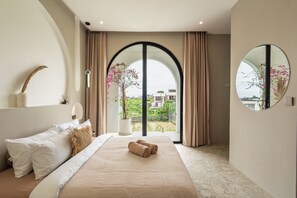 Tabla de planchar con plancha y ropa de cama