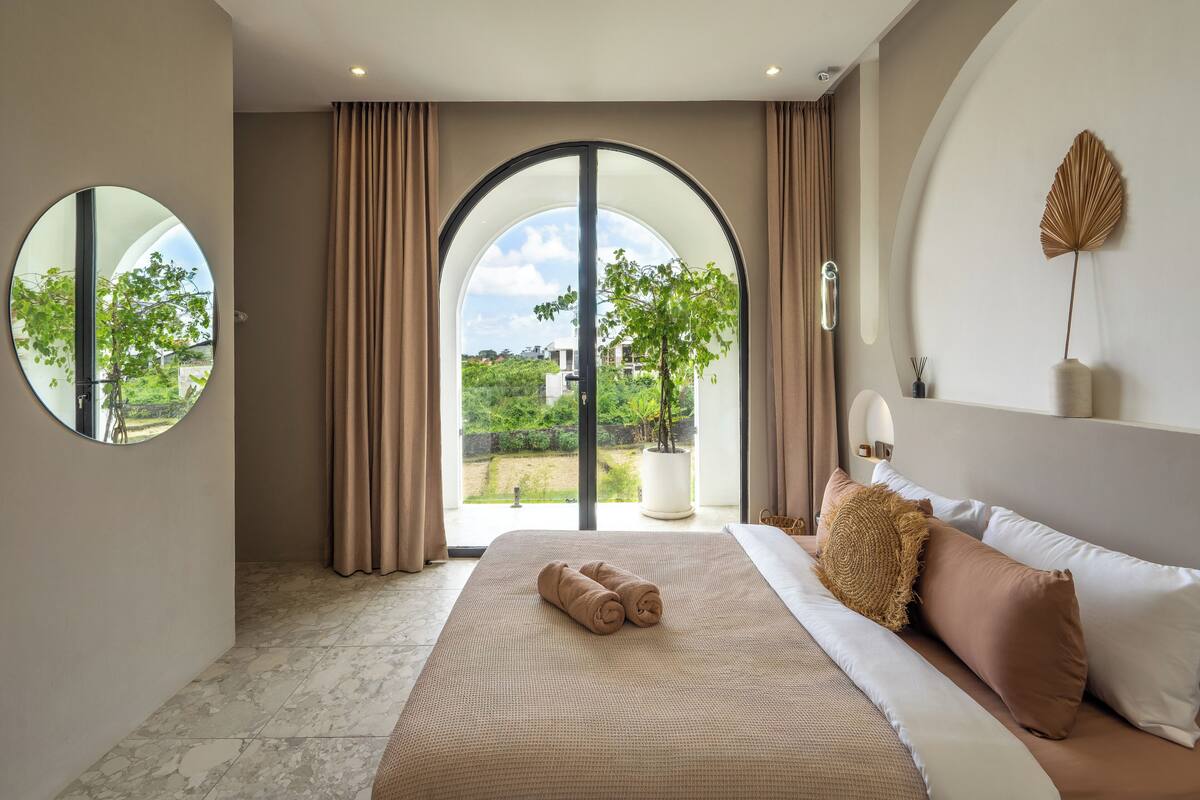 Espai de treball apte per a portàtils i planxa i posts de planxar