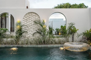 Hồ bơi ngoài trời