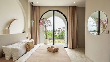 Espacio para trabajar con laptop, tabla de planchar con plancha y cunas