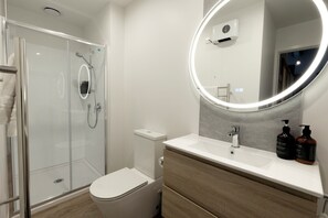Een douche, een haardroger, handdoeken, zeep