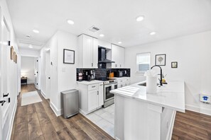 Geladeira, micro-ondas, fogão, cooktop