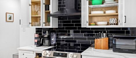Geladeira, micro-ondas, fogão, cooktop