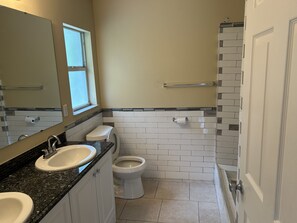 Bathroom - Lovely 3-bedroom house with garden in Lehigh Acres (Lehigh Acres)