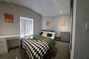 1 habitación, escritorio, tabla de planchar con plancha y wifi gratis 
