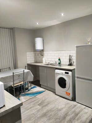 Microwave, oven, electric kettle, dining tables - Cozy Ensuite Room w/ Kitchen Access – Heart of Liverpool (Anfield)