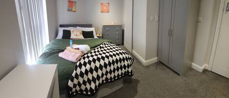 1 Schlafzimmer, Schreibtisch, Bügeleisen/Bügelbrett, kostenloses WLAN