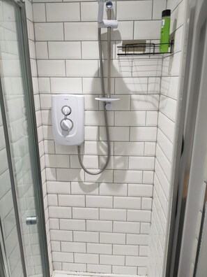 Dusche, Bidet, Handtücher, Seife