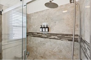 Regadera, secadora de cabello, bidet, toallas 