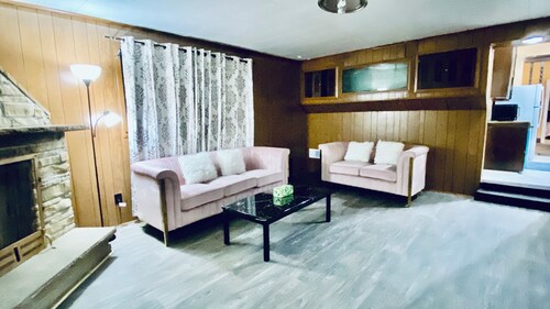 MABSARKERLLC  3-bedroom house in marvelous Niagara Falls with AC