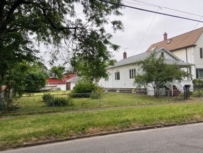 المنطقة المحيطة بالمنشأة