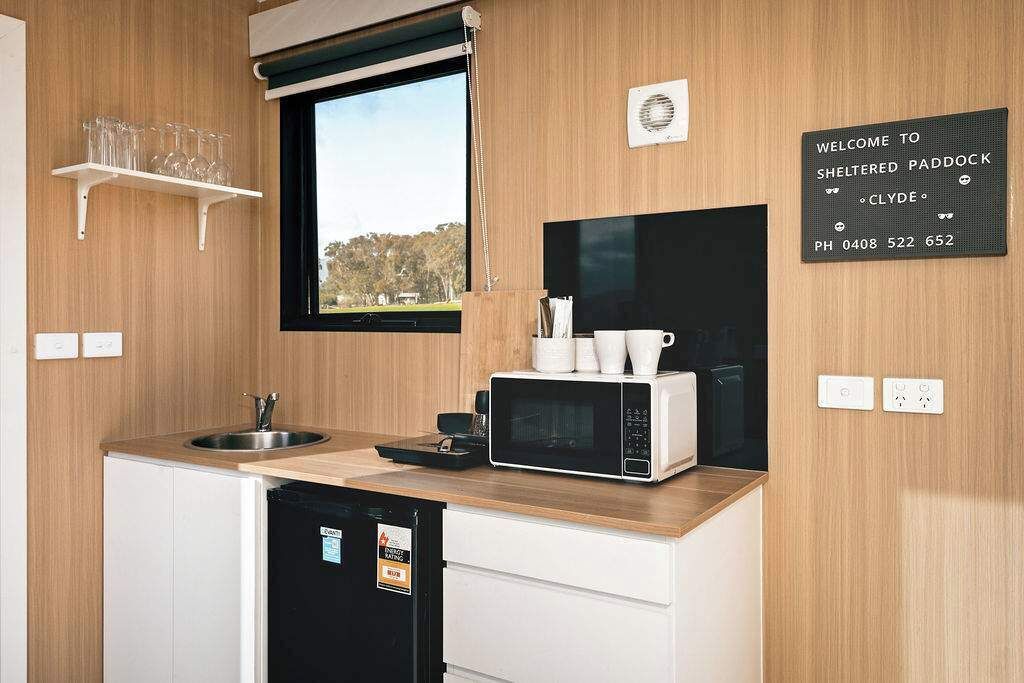 Kühlschrank, Herdplatte, Toaster, Kochgeschirr/Geschirr/Besteck