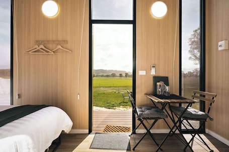 1 bedroom, WiFi, bed sheets. Clyde at Sheltered Paddock by Tiny Away