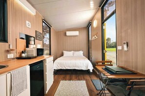 1 bedroom, WiFi, bed sheets - Monte at Sheltered Paddock by Tiny Away (Warrenmang)