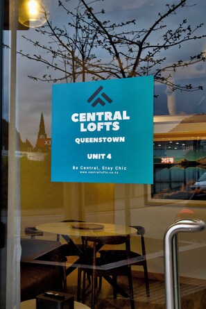 Outdoor dining - Central Lofts Unit 4 (Queenstown)