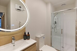 Shower, hair dryer, towels, soap - Central Lofts Unit 4 (Queenstown)