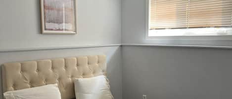 2 عدّة غرف نوم ومكواة/لوح كي وواي فاي وملاءات أسرّة