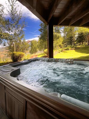 Outdoor spa tub