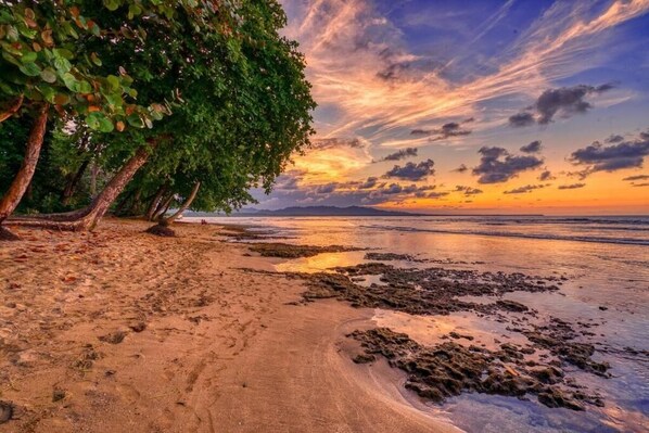 Beach - Beachfront Studio - Direct Beach Access, AC & Fast WiFi (puerto viejo)