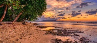 Beachfront Studio - Direct Beach Access, AC & Fast WiFi