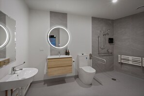 Een douche, een haardroger, een bidet, handdoeken