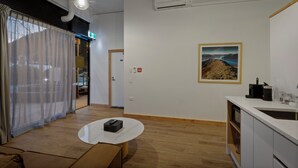 Et moderne interiør med et tekøkken, et spisebord og en sofa.