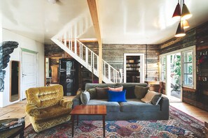 Smart TV, chimenea, libros y estéreo