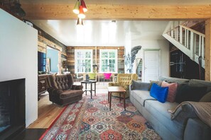 Smart TV, chimenea, libros y estéreo