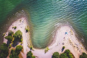在海灘附近