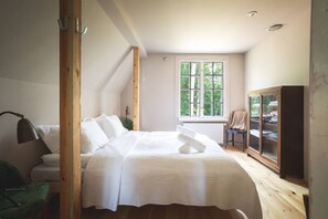 4 bedrooms, desk, travel crib, free WiFi