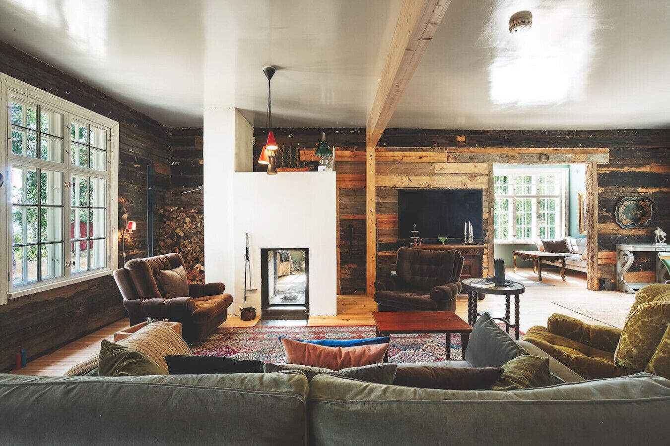 Smart-tv, pejs, bøger, stereoanlæg