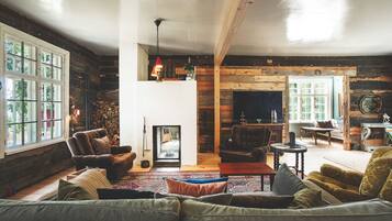 Smart TV, chimenea, libros y estéreo